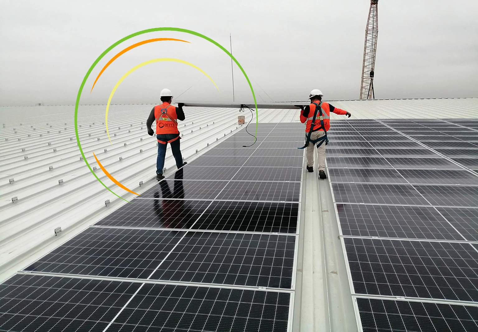 Personas cargando panel solar