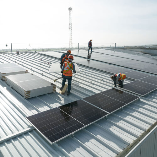 Personas instalando paneles solares