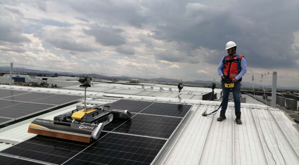 Persona limpiando paneles solares