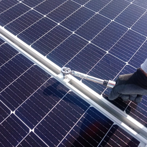persona instalando panel solar