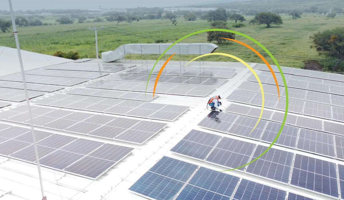 Hombre-trabajando-en-paneles-solares