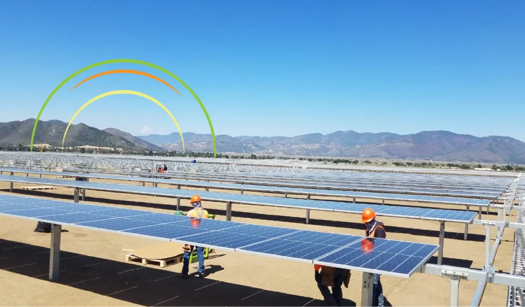 Trabajadores-instalando-panales-solares